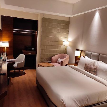 Hotel Peninsula Panchkula Extérieur photo